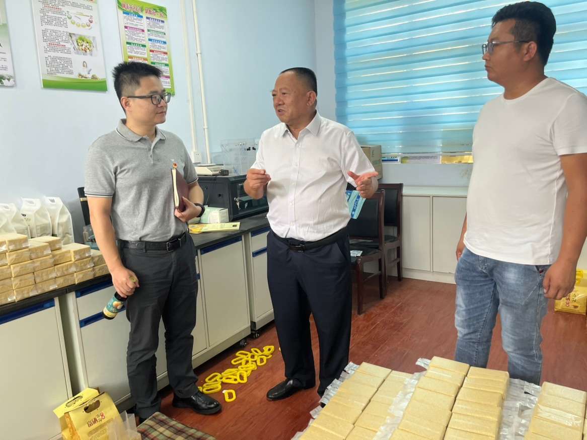 暖心！s36沙龙国际为村庄捐赠桌椅，助力乡村振兴(图2)